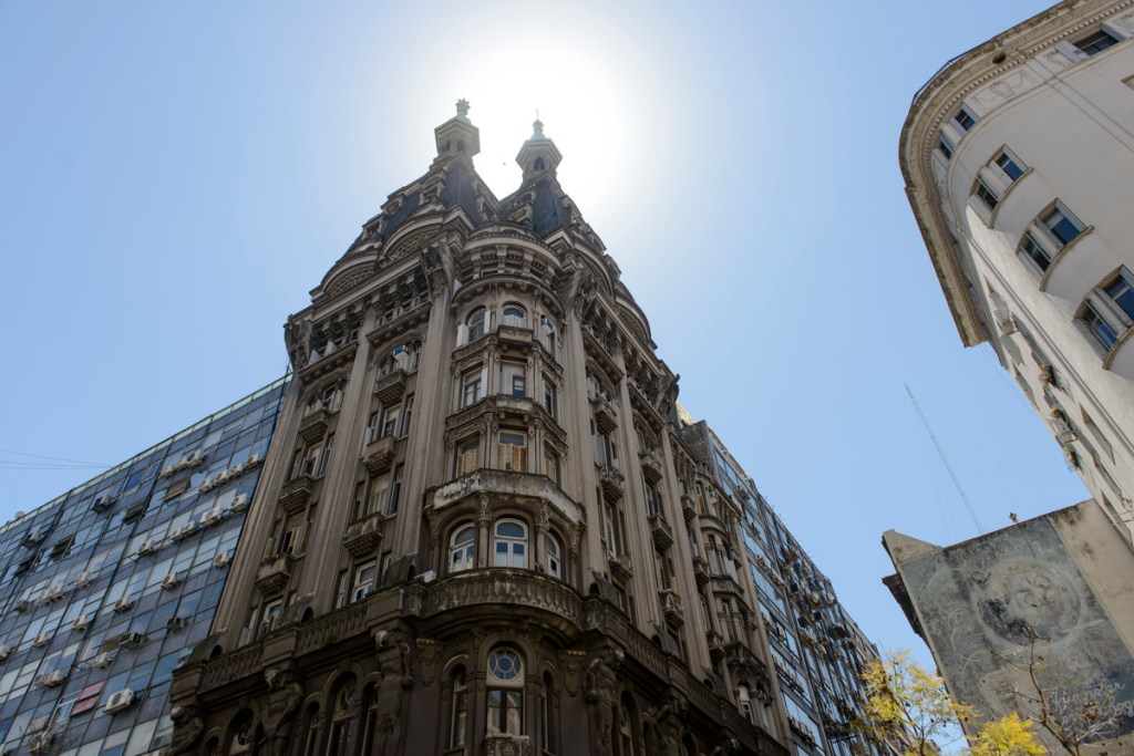 El enigmático edificio de los 680 ojos: una joya oculta en el corazón de Buenos&nbsp;Aires