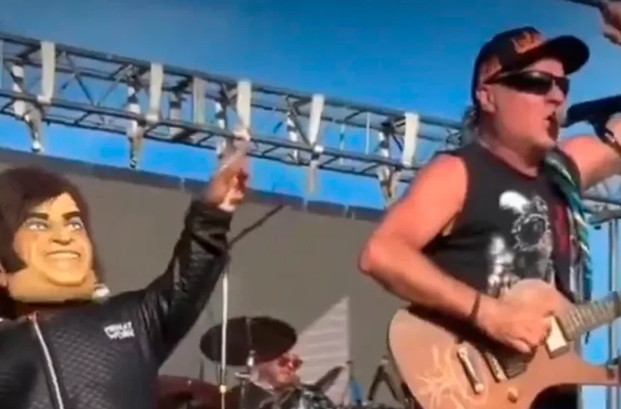 La aparición de “Javier Milei” en el show de La Renga sorprendió al público en&nbsp;Luján