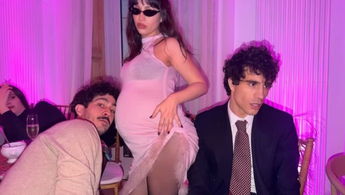 Las postales del Año Nuevo de Úrsula Corberó y el Chino Darín en Madrid