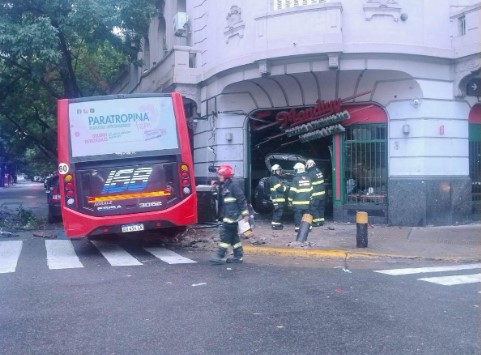 Así terminó la pizzería luego del fuerte choque en Constitución