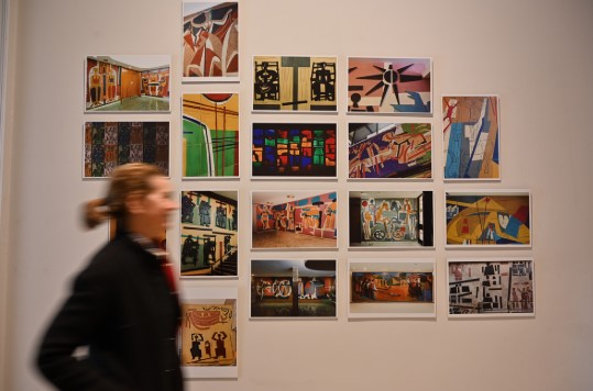 Recuperan y vuelven a exhibir los murales de Seoane tras años de conservación