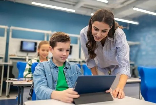 8 de cada 10 estudiantes de primaria aprobaron un tutor con&nbsp;IA