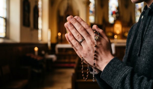 Crece la cantidad de personas que no adhieren a una religión
