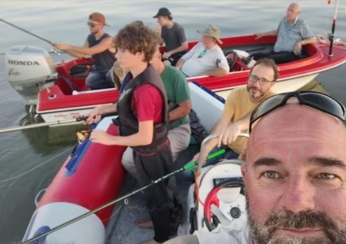 Siguen buscando a cinco pescadores desaparecidos en el Río de la Plata