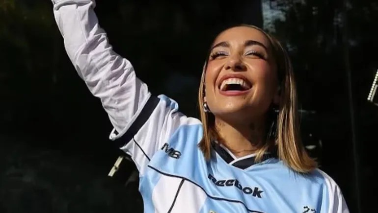 María Becerra mostró la bandera argentina en España y emocionó al&nbsp;público