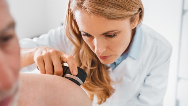 Una nueva terapia contra el melanoma logró reducir el riesgo de&nbsp;recaída