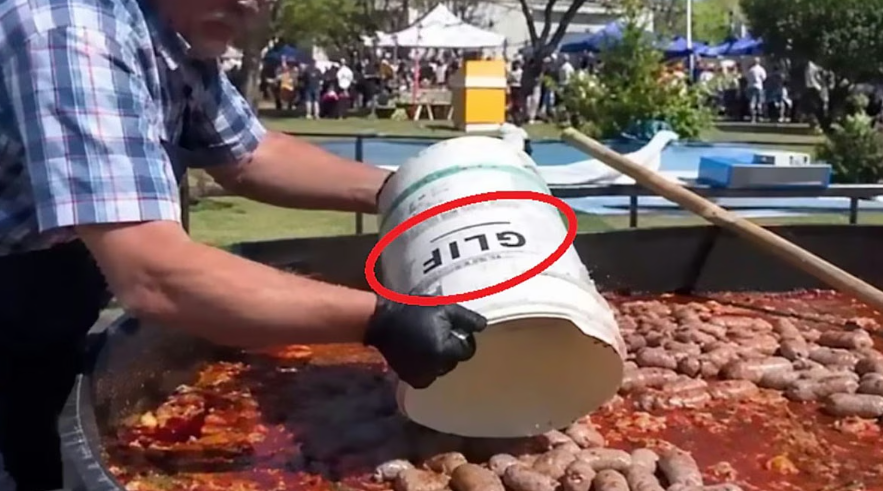 Usaron baldes de glifosato para trasladar chorizos en una fiesta