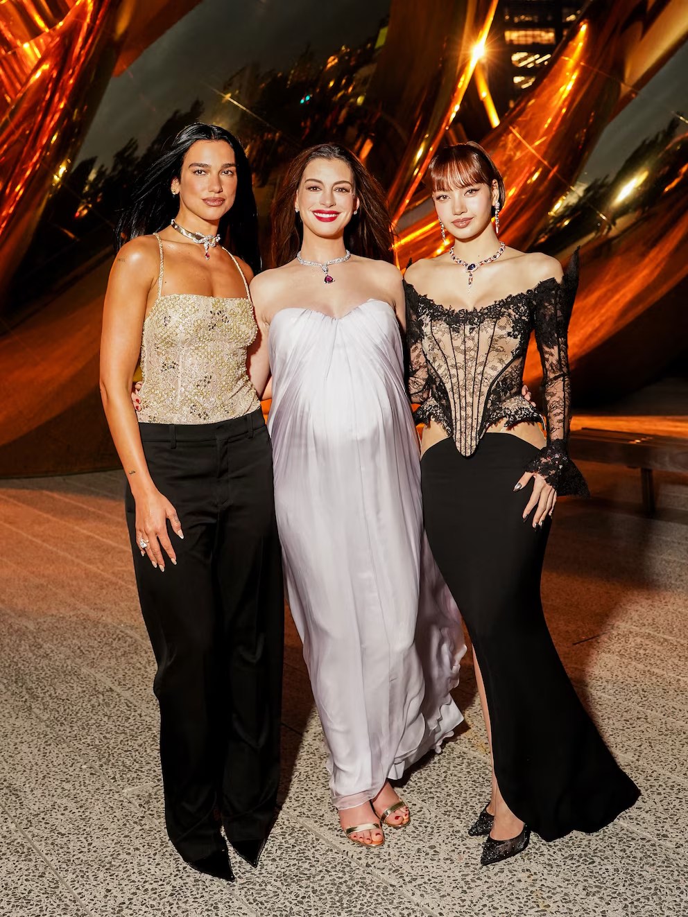 Dua Lipa, Anne Hathaway y Lisa brillaron con alta joyería en Nueva&nbsp;York