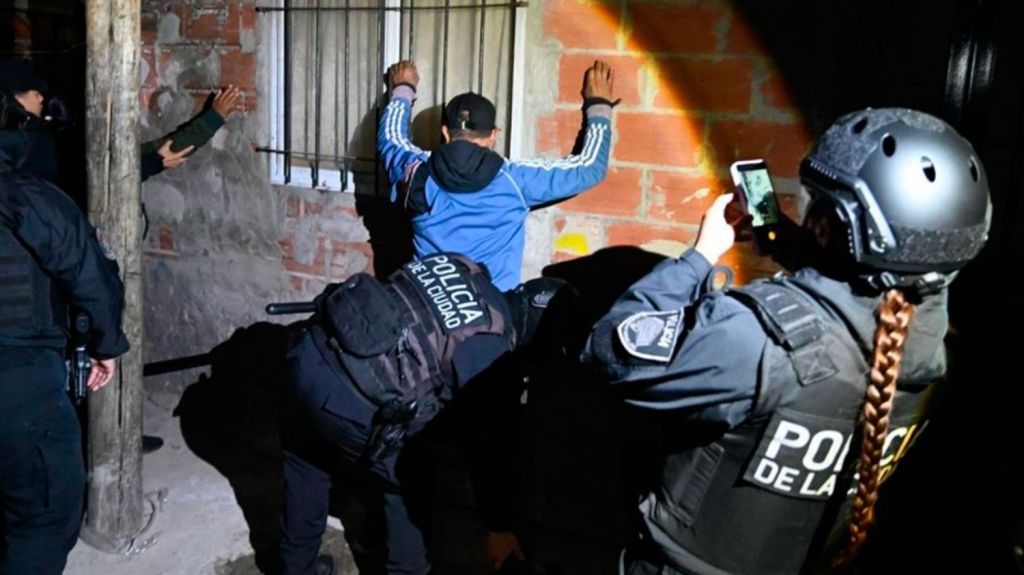 Megaoperativo en villas porteñas terminó con 17 detenidos