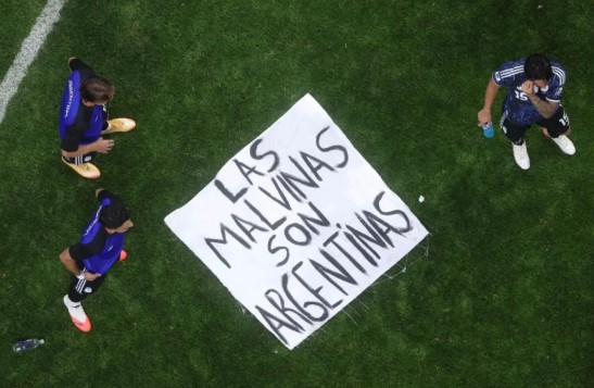 Una bandera por Malvinas llegó al cementerio de Darwin