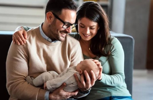 La paternidad sigue siendo un deseo, pero los cuidados recaen en las mujeres